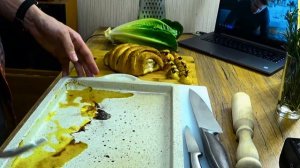 Курица в слоеном тесте с соусом песто