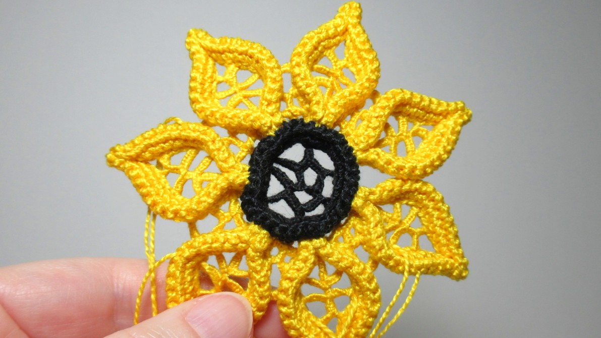 Как сделать из вязаных крючком жгутов цветок подсолнуха. Видеоурок по созданию вязаного цветка