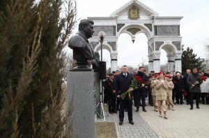 В Астрахани прошла церемония открытия бюста первому губернатору Анатолию Петровичу Гужвину, 25.03.21