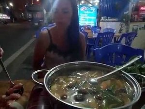 Вьетнам. Катба. Готовит Хот Пот.