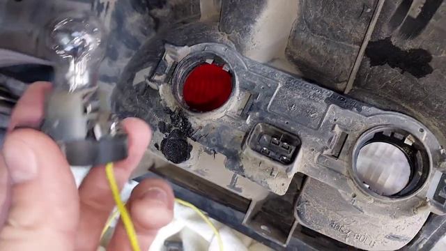 Контакты заднего фонаря Додж Караван 2005 год смотреть онлайн