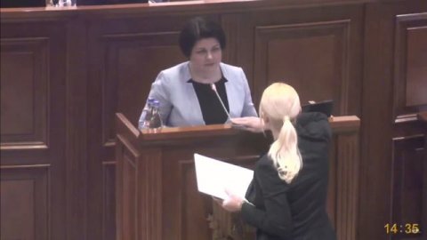Молдавский депутат подошла к трибуне с наручниками для премьер-министра Гаврлицы