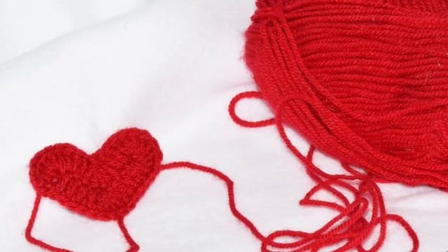 Сердечко - брелок из пряжи.