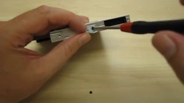 Toshiba C650D Series: Optik Disk Sürücüsünün değiştirilmesi смотреть онлайн