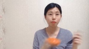 Кореянка пробует русскую еду/Кореянка говорит по - русски