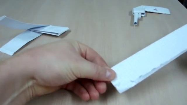 Как сделать пистолет из бумаги.  Школьный вариант