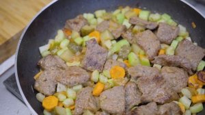 МЯСО ТУШЕНОЕ С СЕЛЬДЕРЕЕМ