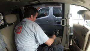 Nissan Serena electric sliding door repair, Door panel removal Pt.1