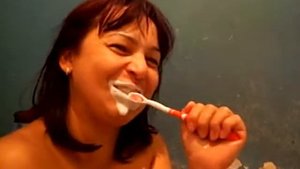 ольга б... показывает, как чистить зубы