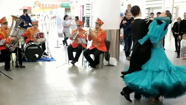 Духовой оркестр танцует Вальс смотреть онлайн