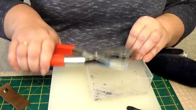 Как просто украсить войлок кожей. Декор из кожи для детских валенок с помощью хольнитенов и пресса. смотреть онлайн