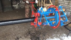 Очистка трубы 108 мм от старой изоляции ПВХ.