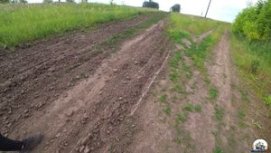 Со студентом ровняем дороги на John Deere с БДМ-4х4П. Нашли артефакт от старинного ДВС...