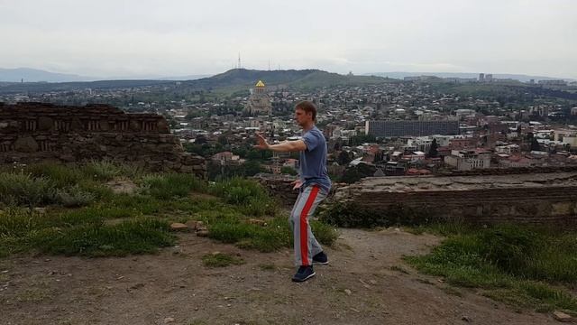 Тайцзи в древней крепости Нарикала в Тбилиси смотреть онлайн