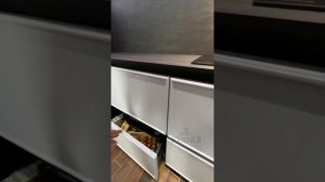 Кухня со стеклянными антресолями: тонкости обустройства