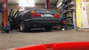 BMW E34 535i m30b35 Exhaust Sound - Little Flames