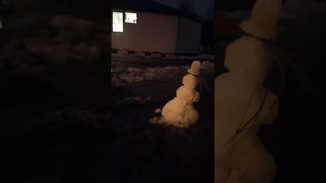 Малюсенький трогательный снеговичок на улице в Нарве встречает Рождество!