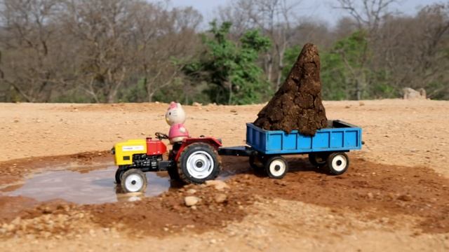 Экскаватор грузит глину в микромашинки смотреть онлайн