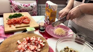Паста с морепродуктами и крабовыми палочками