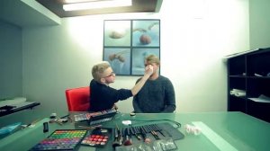 МАКИЯЖ Парни пробуют