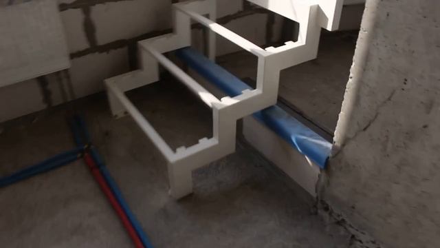 Второй этаж из металла в квартире с высокими потолками