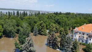❗️Новая Каховка уходит под воду: началась эвакуация людей
53 автобуса отвезут жителей Новой Каховки