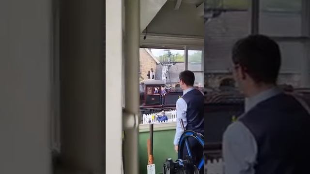 Действующий старый железнодорожный переезд в Северном Йоркшире, Англия 🚂