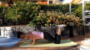 Изометрические отжимания с колен с узкой постановкой рук