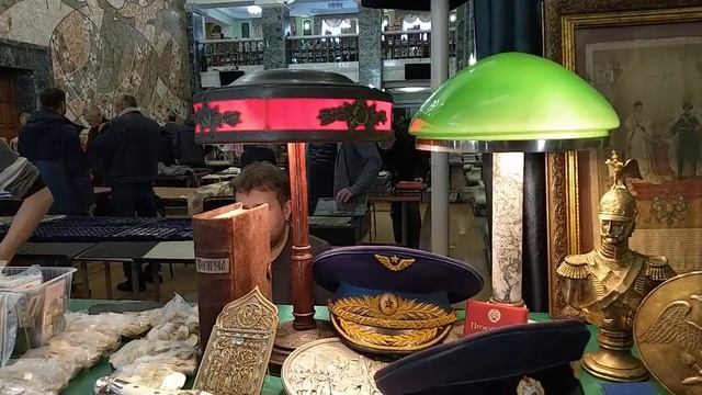 коллекционер древних артефактов на блошином рынке