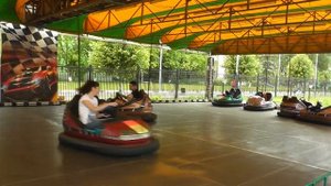 Первые аттракционы Илюши. Катаемся на аттракционах Машинки и Карусели в луна-парке.