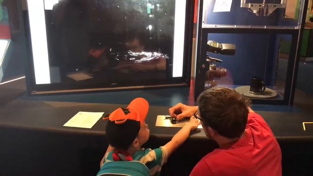 Макс и Ника Первый поход в музей Зеркальный лабиринт смотреть онлайн