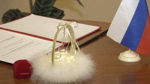 Волонтеры #МЫ ВМЕСТЕ вручают цветы вступающему в брак мобилизованному и его невесте.mp4