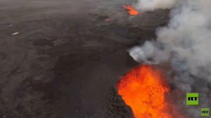 بالفيديو.. ثوران بركان يهدد بلدة في ايسلندا