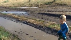 Дети купаются в луже! Хорошо, что детям весело :)