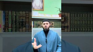 Обязательно ли прижимать ногу к ноге рядом стоящего во время намаза⁉️