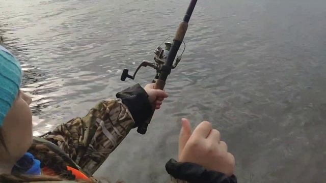 Семейный отдых,первая рыба, уха на природе, свежая жаренная рыбка смотреть онлайн