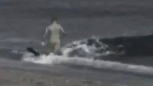 ЧЕЛОВЕКА СЪЕЛА АКУЛА ЗАЖИВО!!!!!!!!!!!!!!