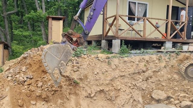 20230620_153516 Работа экскаватора. Зарывает котлован возле летней кухни