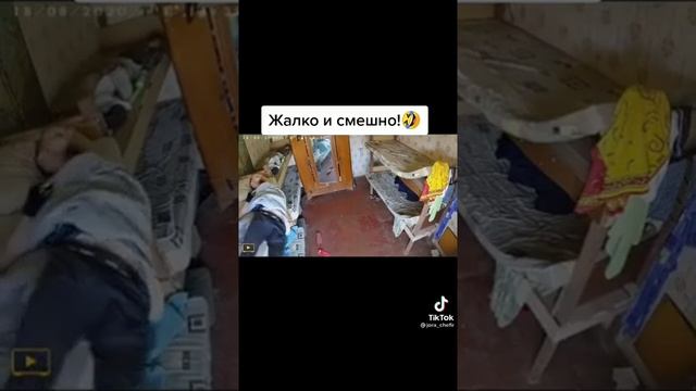 Пацан упал с кровати после чего валяется на полу