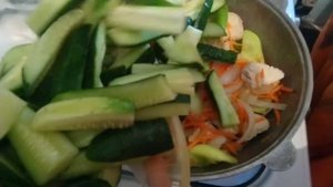 Салат из ОГУРЦОВ по КОРЕЙСКИ с куриной грудкой, морковью, бол. перцем, с зеленью, луком, кунжутом!