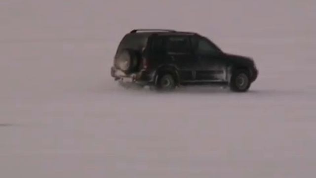 На машине по льду. Управляемый занос смотреть онлайн