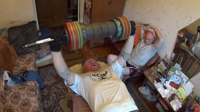 Валера "Руки Христа" (70 лет): штанга 60 кг жим от груди - 51 раз! смотреть онлайн