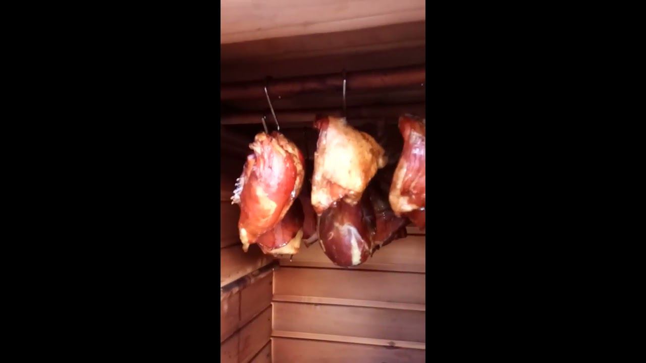 Процесс копчение в деревянной коптильне 2,