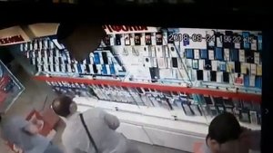 Воруют Айфоны в салоне МТС