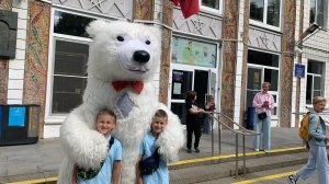 Двойное Веселье: Поздравление Братьев-Близнецов от Белого Медведя Аниматора!