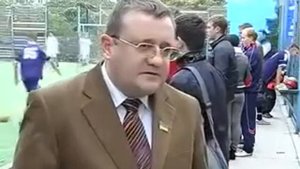 мужику прилетел мяч в голову