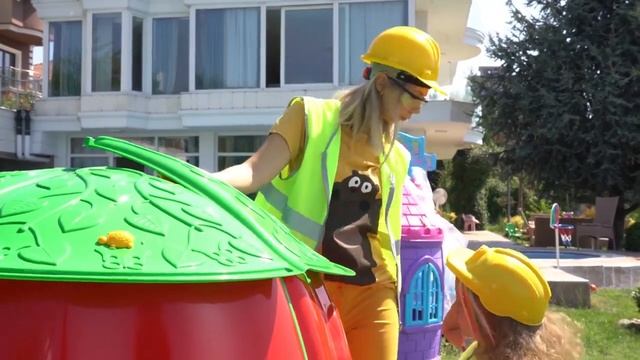 Мира и её мама вместе спасают игрушечные домики и создают веселые детские видеоролики с игрушками смотреть онлайн