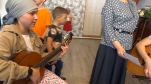 Пение  под гитару дети Алтайской церкви славят Господа