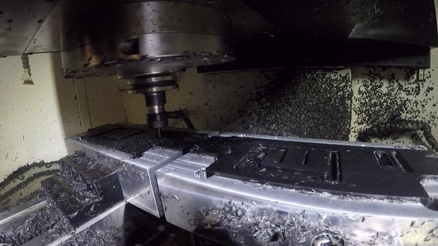 Mazak VCS430: Фрезерование пластика (POM) смотреть онлайн