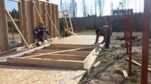 Каркасный гараж. Поднимаем стены и стропила